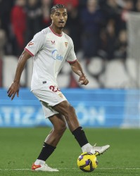 阿斯：塞维利亚争分夺秒注册球员，卖巴代和胡安卢能筹集5000万欧