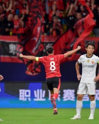 开云体育官网-蓉城4-1暂登顶中超 赛季双杀+送海港近14轮首败 费利佩百场战双响