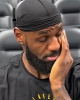 开云体育官网-上手撕队徽！勒布朗-詹姆斯调侃记者穿曼联外套：这外套太糟糕了